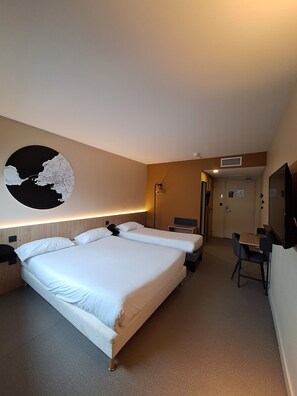 Desk, free cots/infant beds, free WiFi, bed sheets - B&B HOTEL La Rochelle Centre les Minimes (La Rochelle)