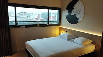 Escritorio, cunas gratuitas, wifi gratis y ropa de cama