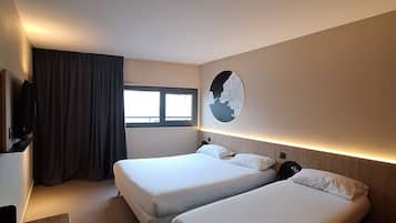 Triple Room, Non Smoking | Desk, free cots/infant beds, free WiFi, bed sheets