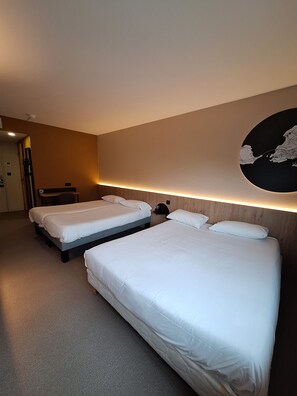 Desk, free cots/infant beds, free WiFi, bed sheets - B&B HOTEL La Rochelle Centre les Minimes (La Rochelle)