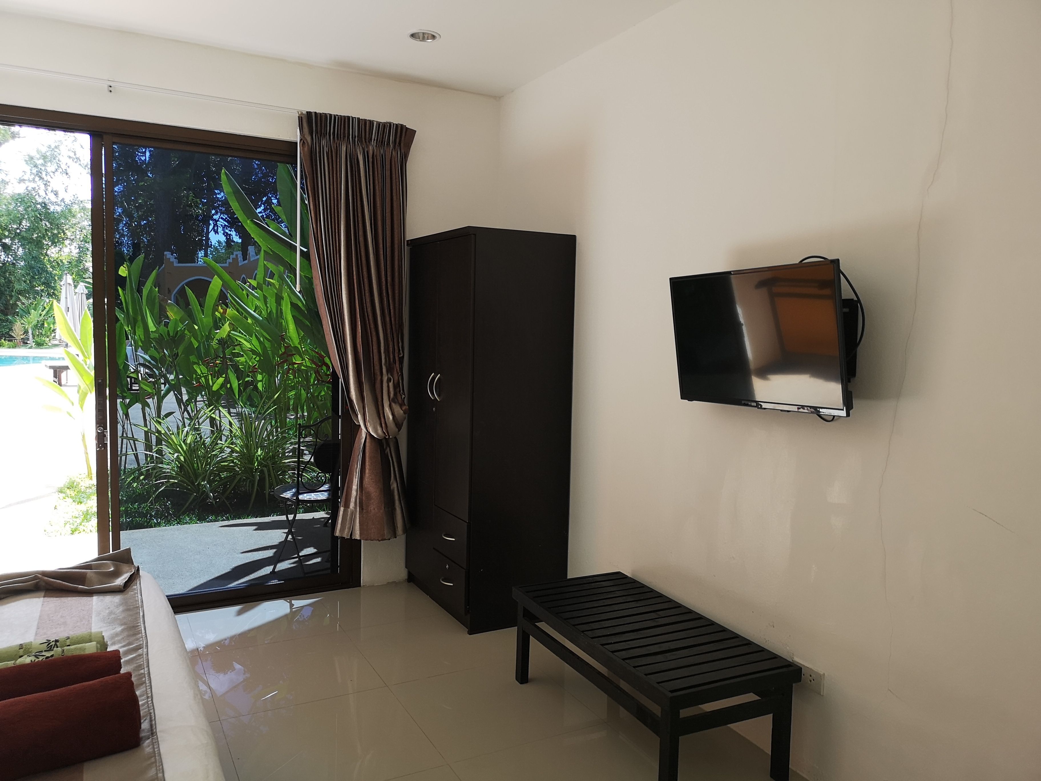 standard single room, 1 bedroom, pool view, poolside | minibar, in-room safe, blackout curtains, rollaway beds