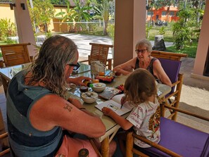 Frühstück, Mittagessen, Abendessen, lokale und internationale Küche