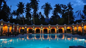 Piscine extérieure, chaises longues