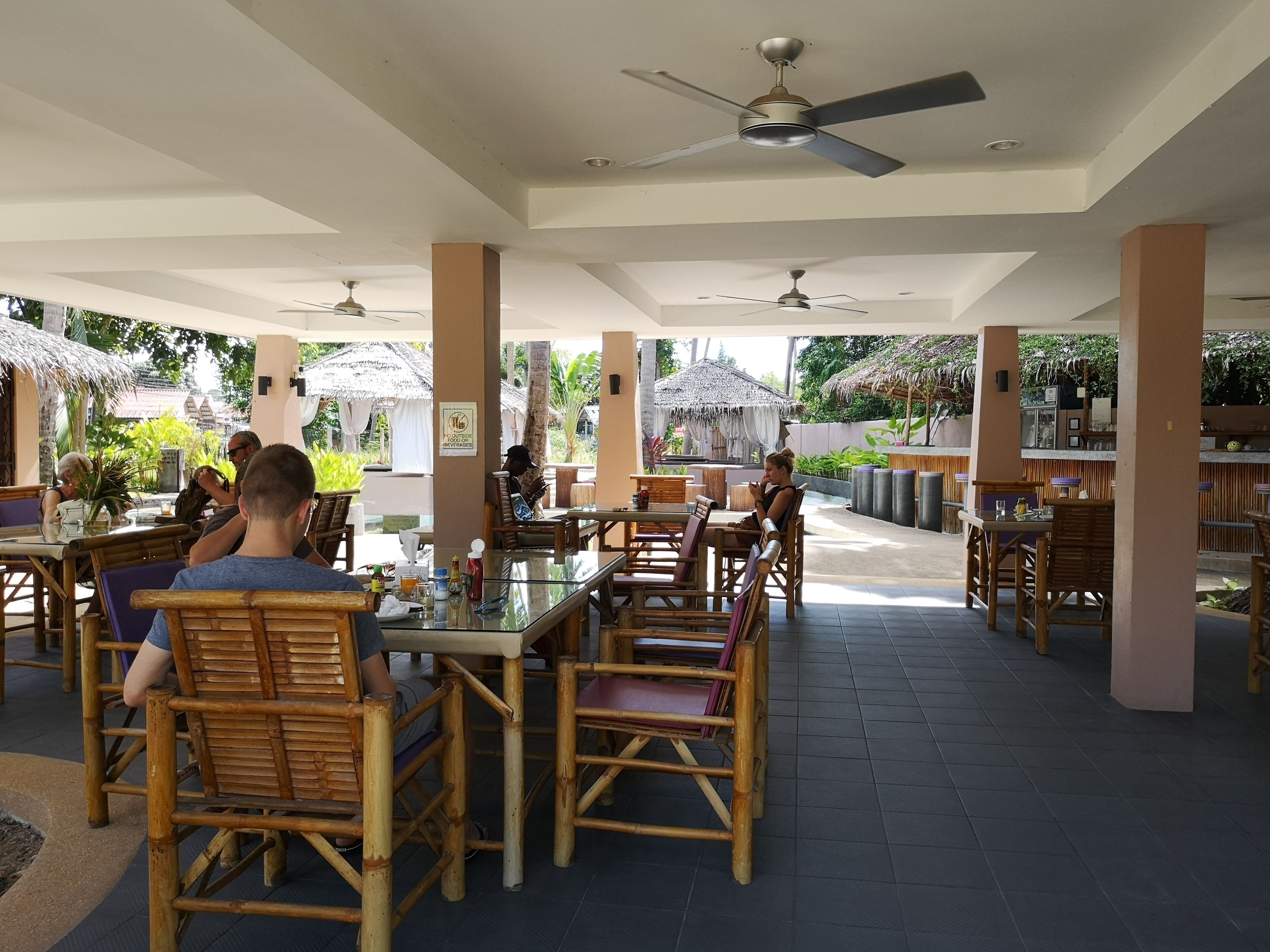 บริการอาหารเช้า อาหารกลางวัน อาหารเย็น, อาหารท้องถิ่นและนานาชาติ