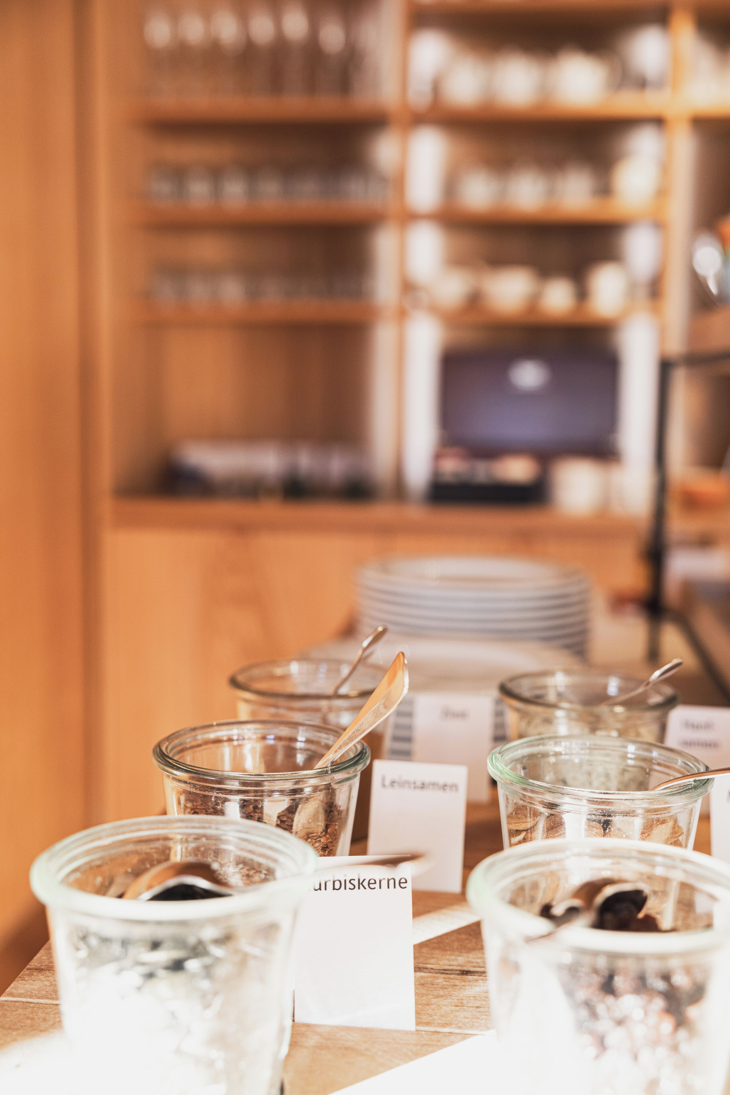 A table with labeled jars of spices and a sign reading "Leinsamen".
