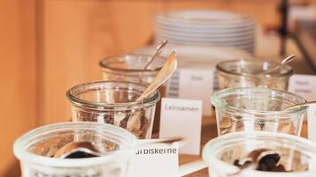 A table with labeled jars of spices and a sign reading "Leinsamen".