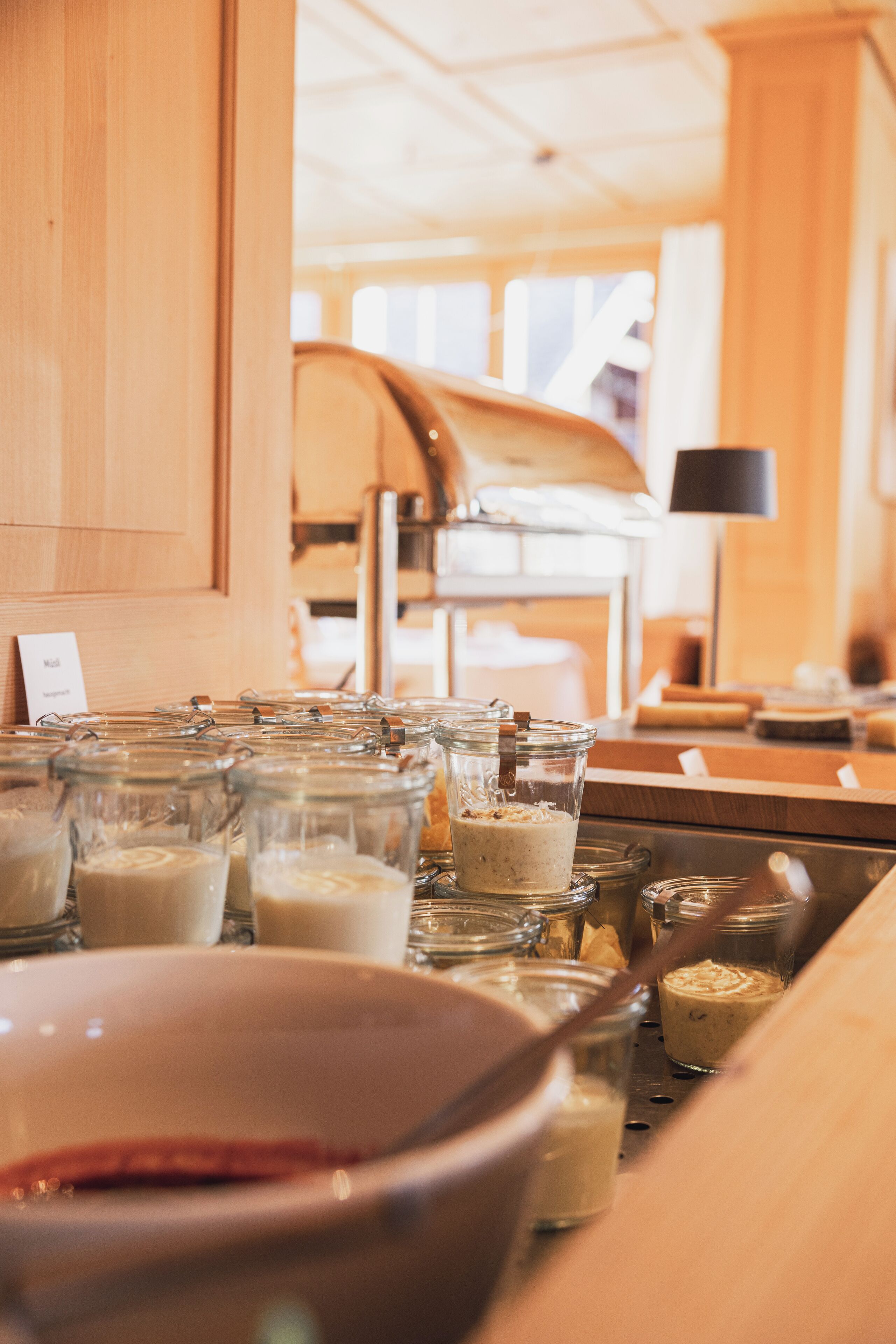 بوفيه فطور مجانًا يوميًا