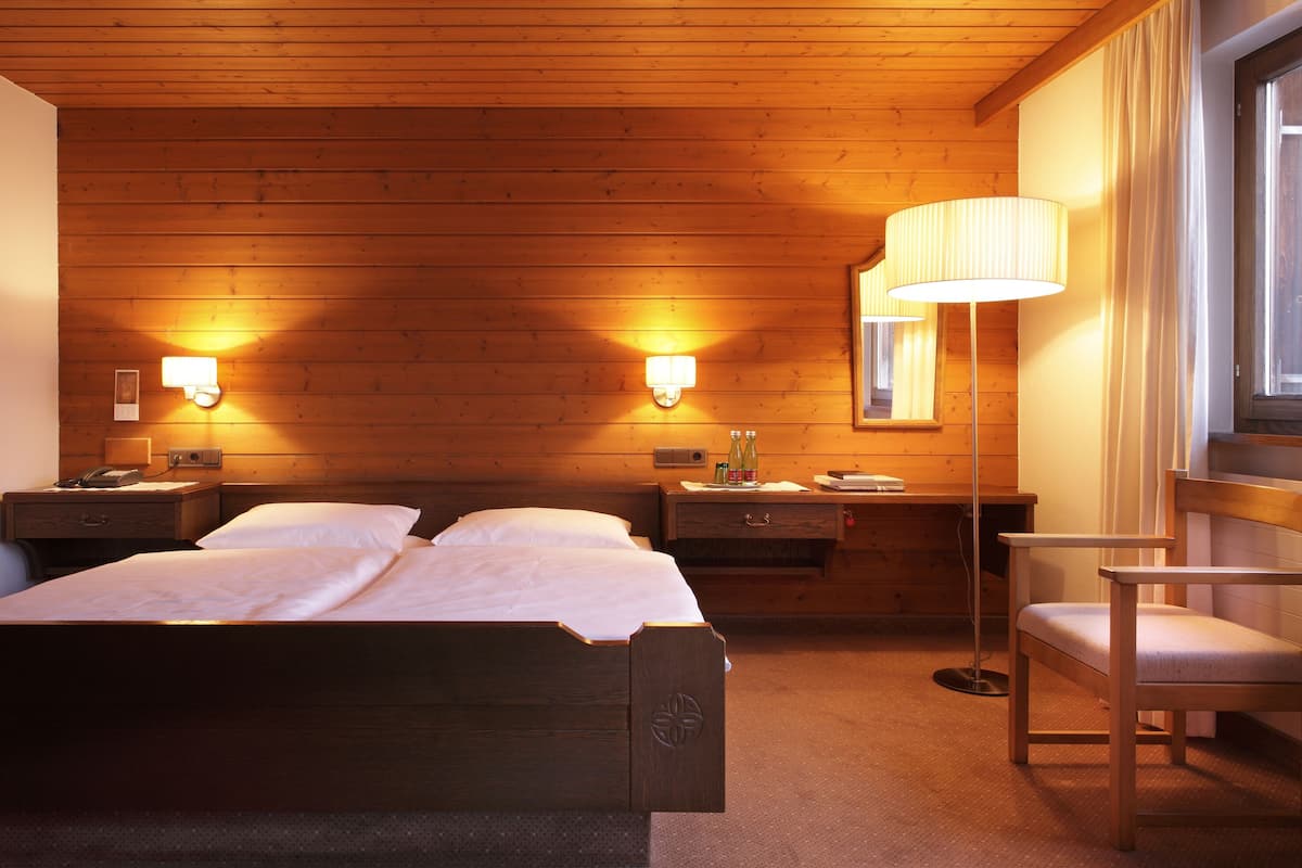 Klassieke tweepersoonskamer, balkon (Klassik) | Luxe beddengoed, een kluis op de kamer, een bureau, geluiddichte muren