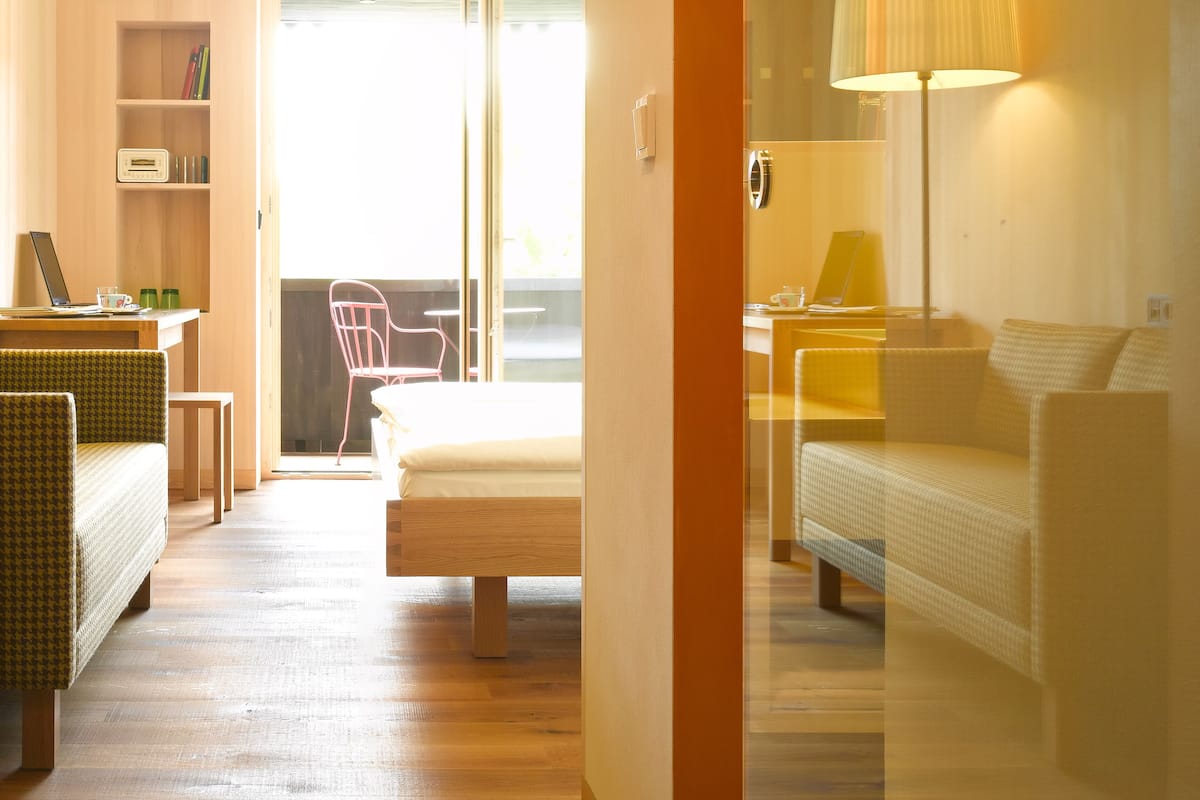 Comfort tweepersoonskamer, balkon (Bregenzerwald) | Luxe beddengoed, een kluis op de kamer, een bureau, geluiddichte muren