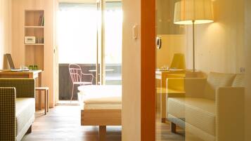 Comfort tweepersoonskamer, balkon (Bregenzerwald) | Luxe beddengoed, een kluis op de kamer, een bureau, geluiddichte muren