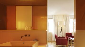 Comfort tweepersoonskamer, balkon (Bregenzerwald) | Badkamer | Gratis toiletartikelen, handdoeken