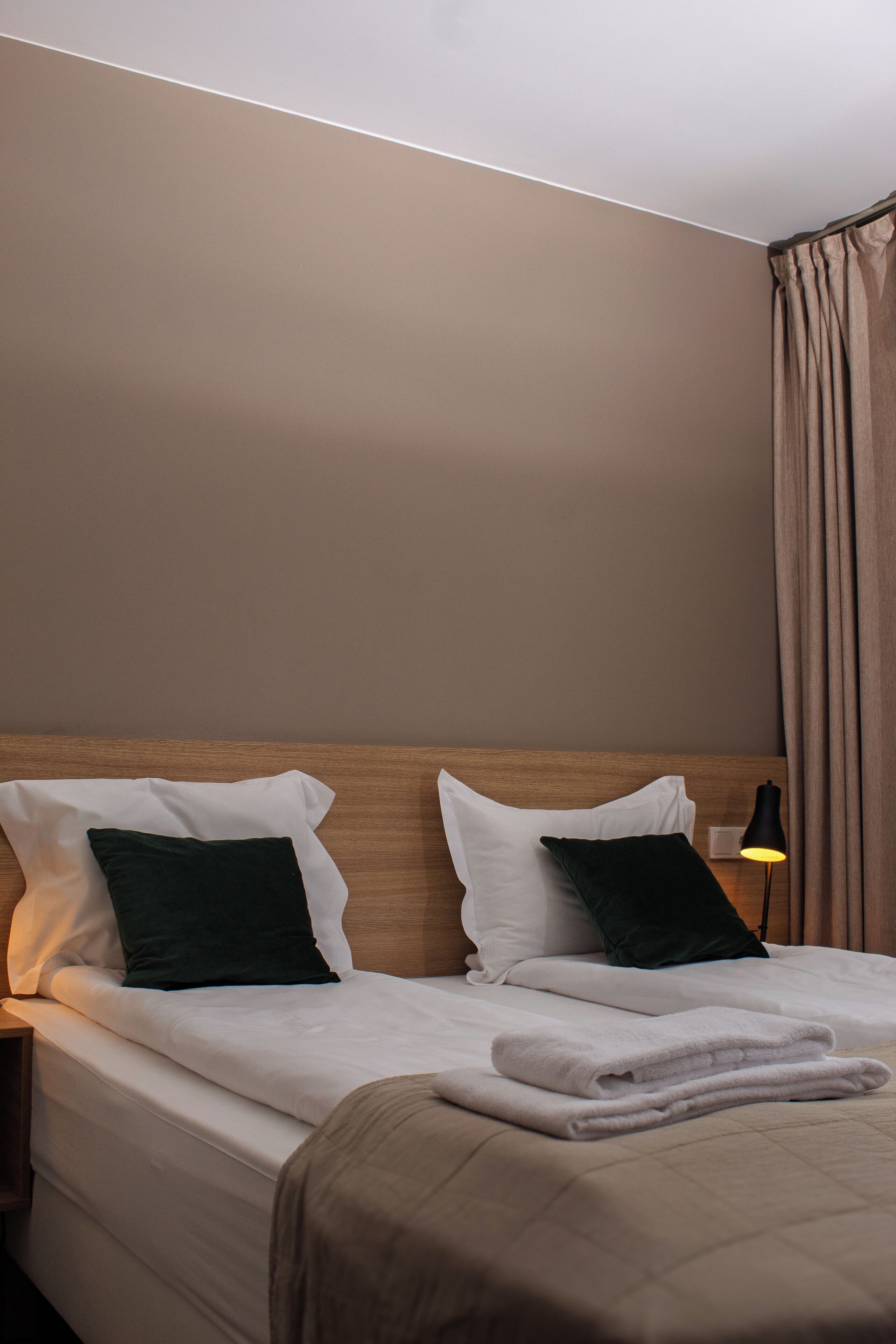 Doppia Basic | Con arredamento individuale, una scrivania, insonorizzazione