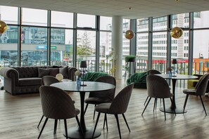 Coin salon dans le hall