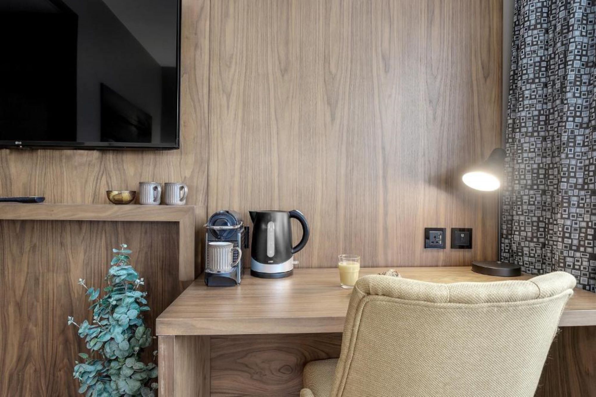 deluxe double room | 1 bedroom, individually furnished, desk, soundproofing