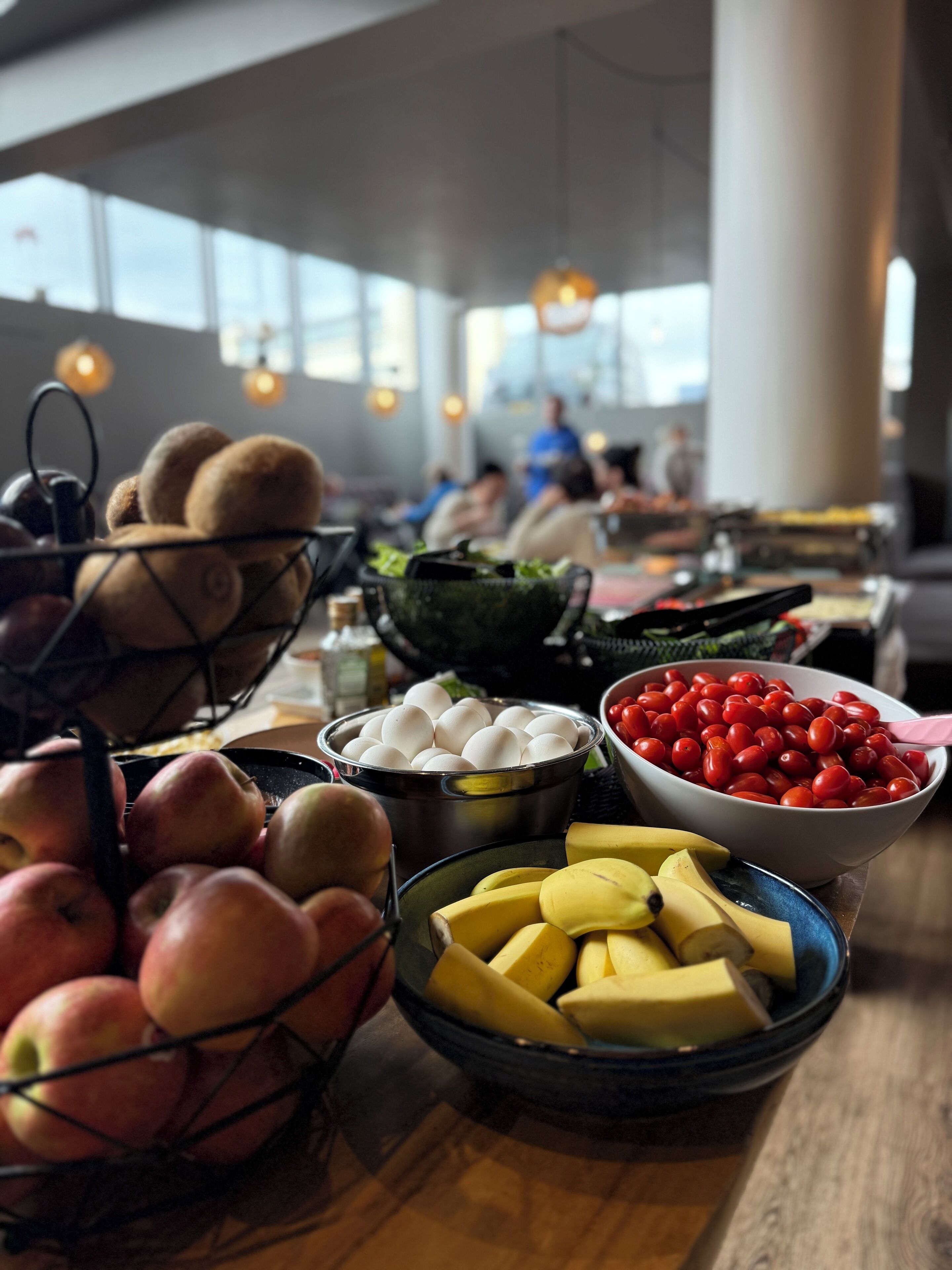 Una mesa de buffet con diversas frutas y huevos.