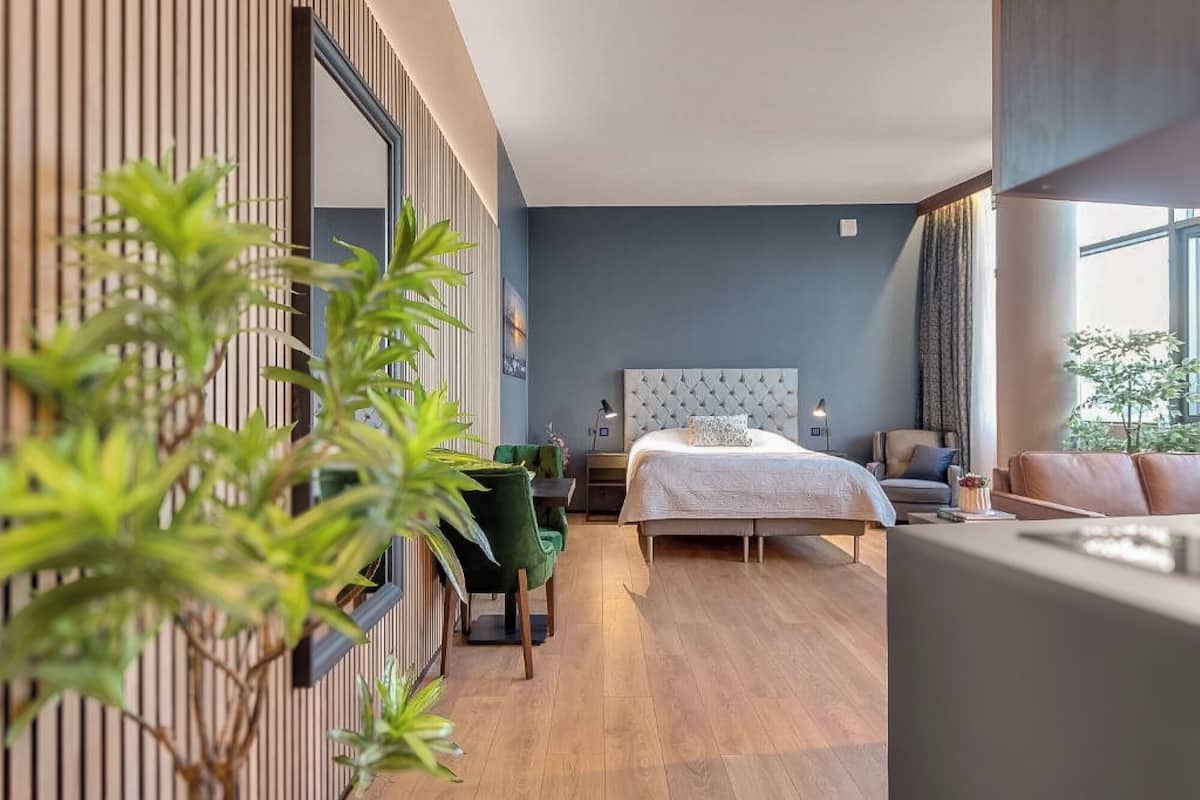 Suite | Skrifborð, hljóðeinangrun, straujárn/strauborð
