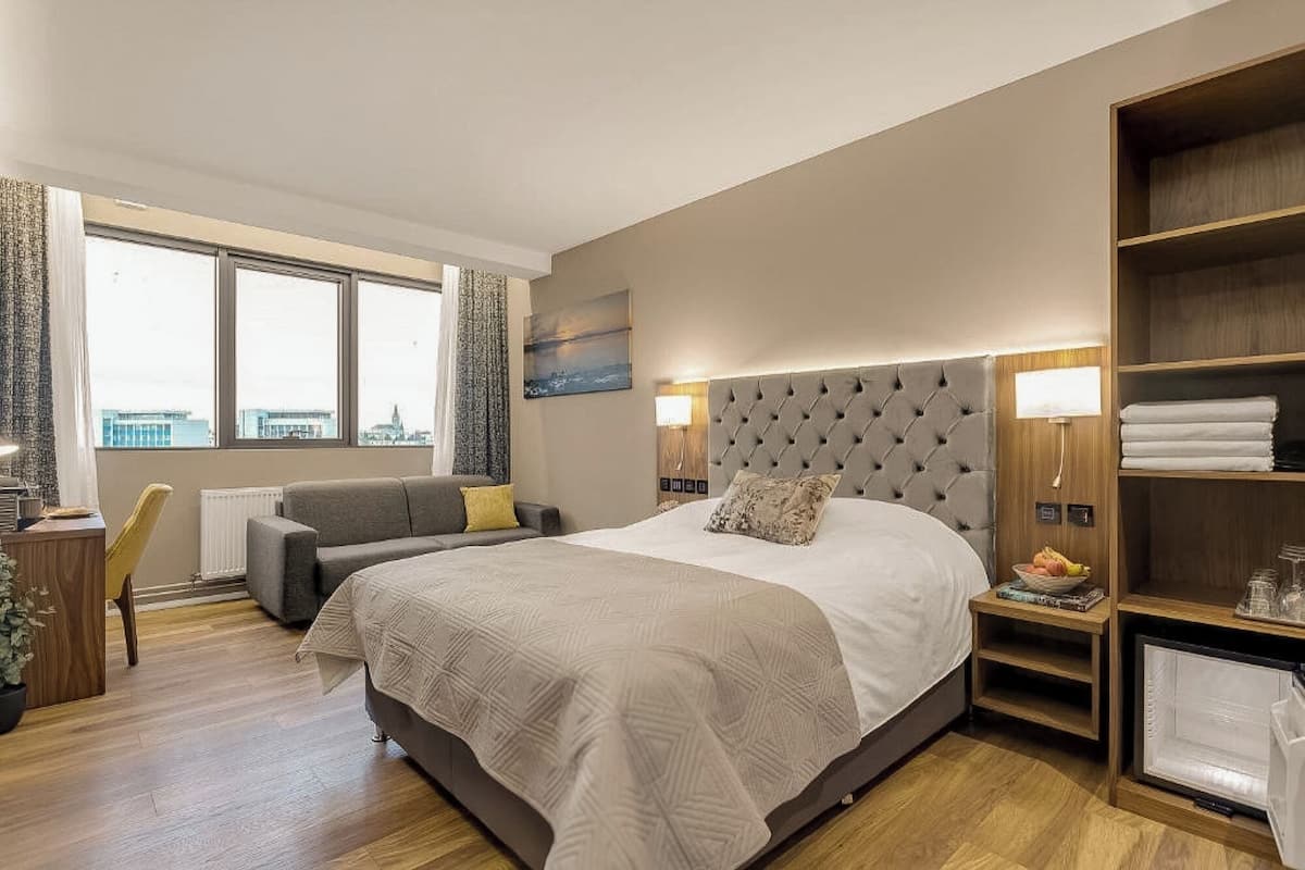 Familienzimmer | 1 Schlafzimmer, individuell eingerichtet, Schreibtisch