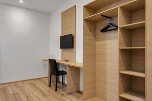 Standard-Doppel- oder -Zweibettzimmer | Fernseher