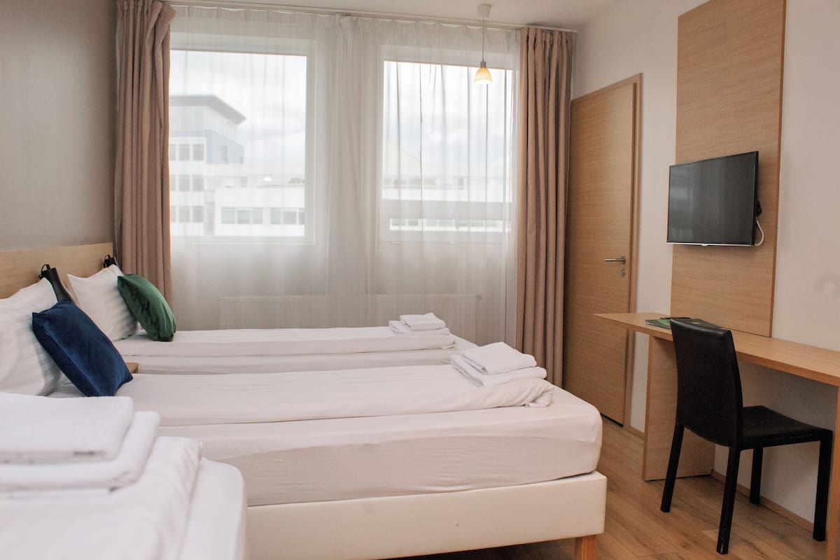 Dreibettzimmer | 1 Schlafzimmer, individuell eingerichtet, Schreibtisch