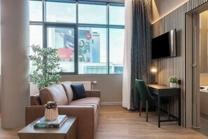 Suite | Muebles diferentes, escritorio y insonorización