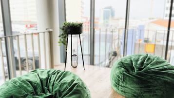 Een 40-inch lcd-televisie met satellietzenders en een televisie