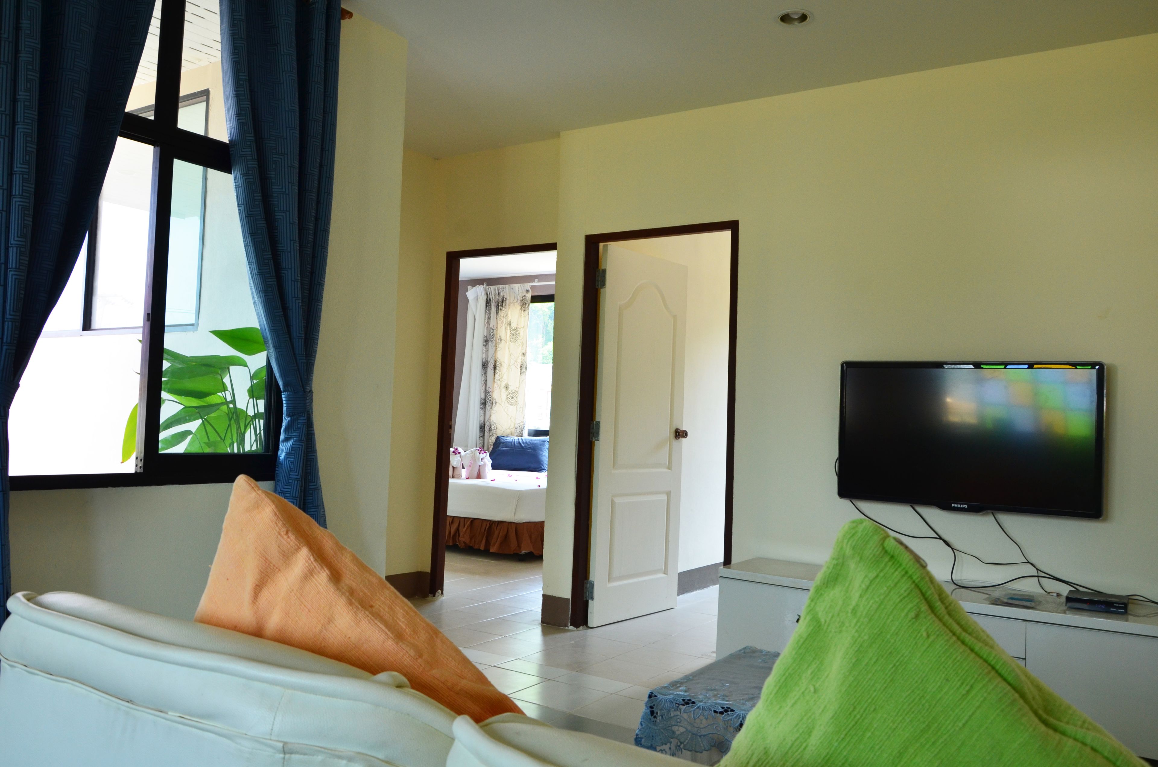 Family Junior Suite | Living area | Flat-screen TV