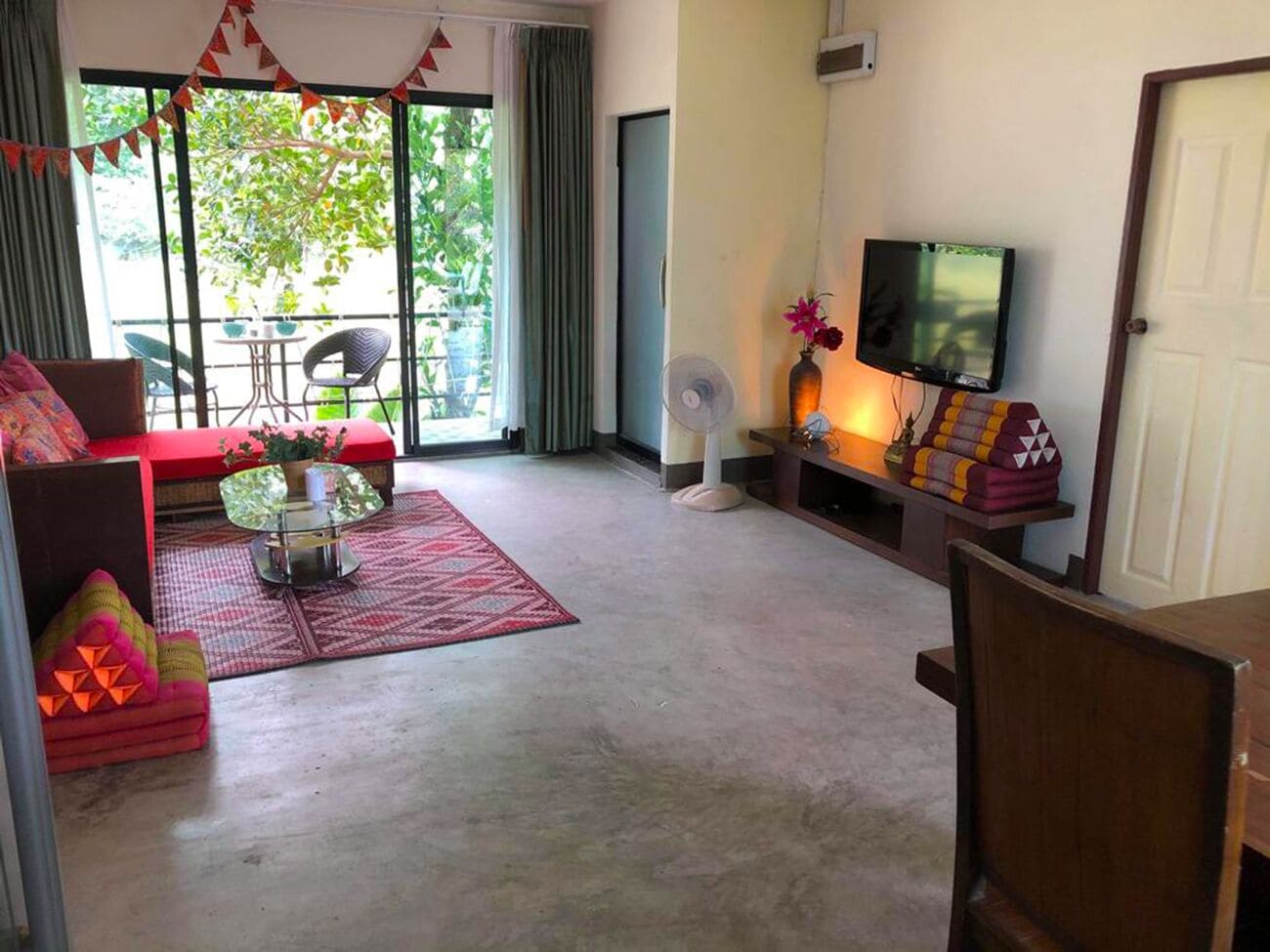 Family Suite with Balcony | Sala de estar | Televisión de pantalla plana 