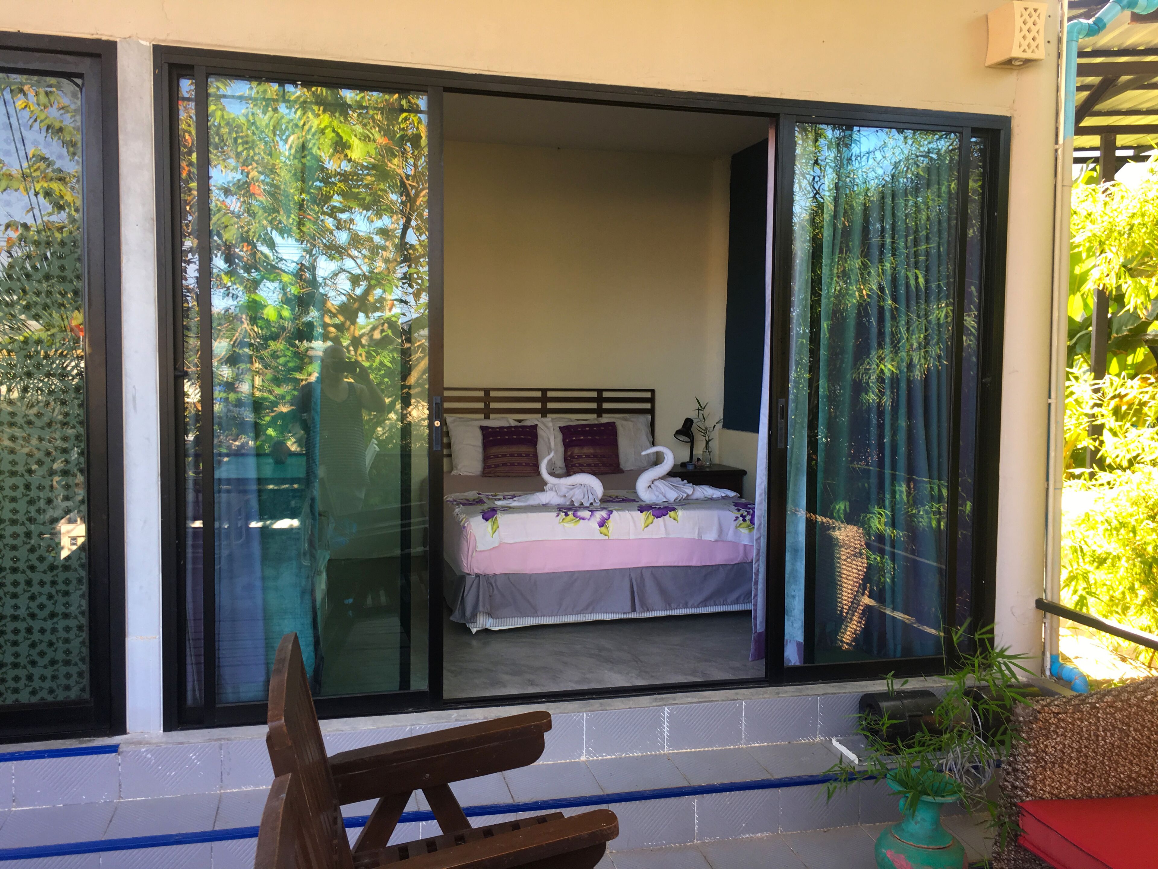 Une chambre à coucher avec un lit, des oreillers et une décoration en forme de cygne.