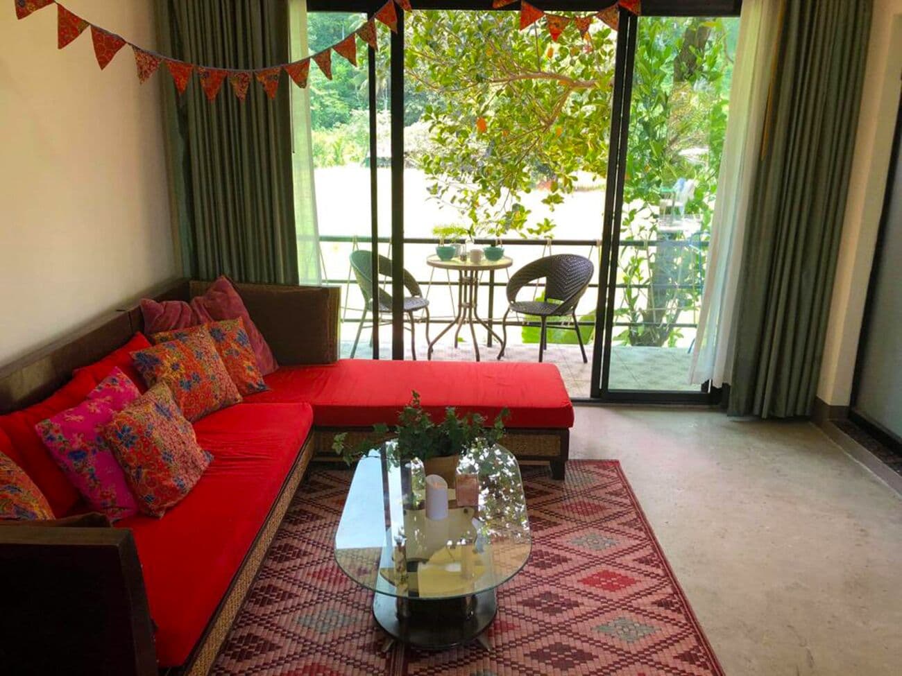 Family Suite with Balcony | Sala de estar | TV de tela plana