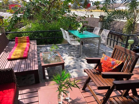 Family Suite with Balcony | ํ
๋ผ์ค/ํํฐ์ค