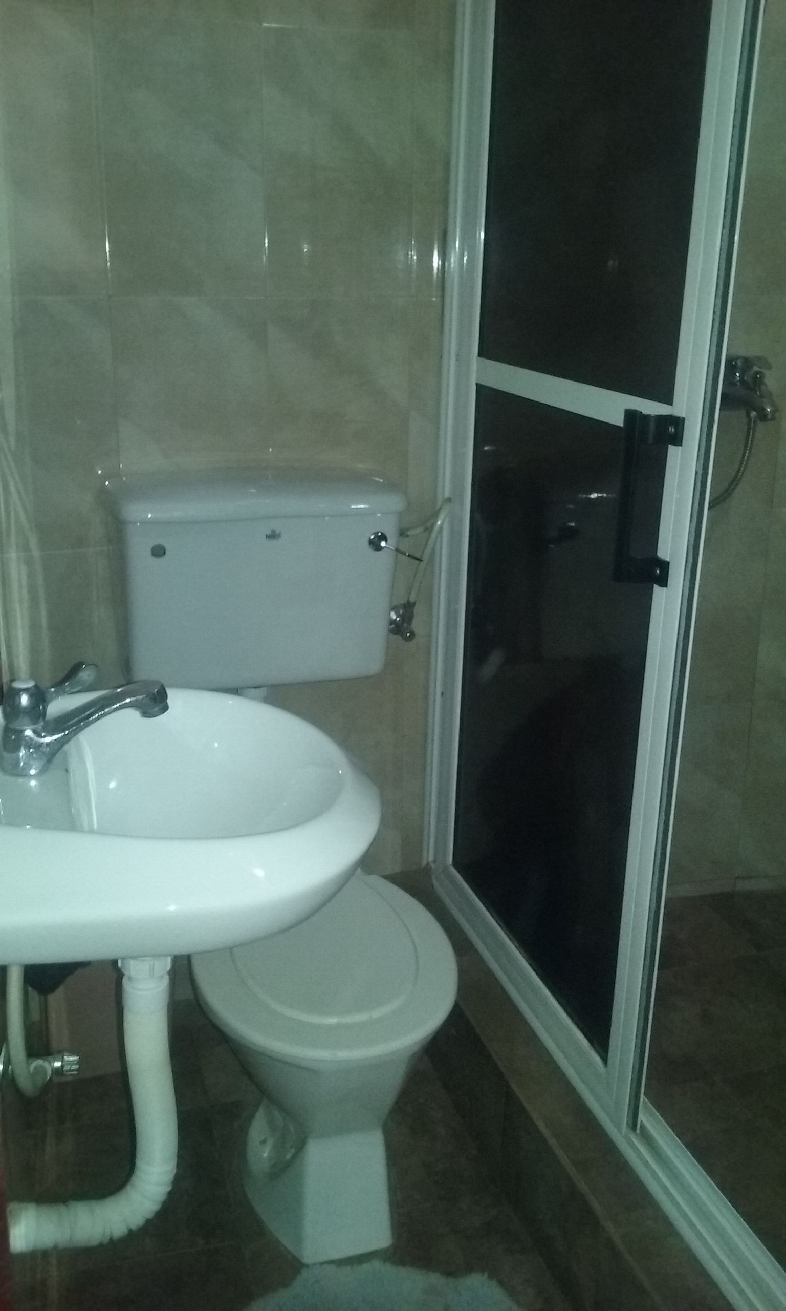 Un bany amb vàter, rentamig i plat de dutxa.