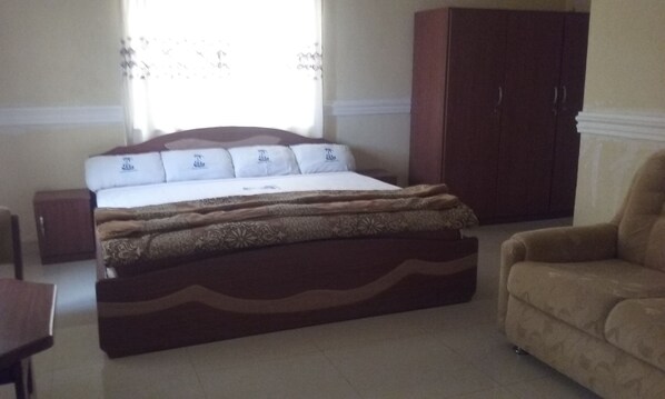 أغطية فراش متميزة وخزنة داخل الغرفة ومكتب ومكواة/لوح كي