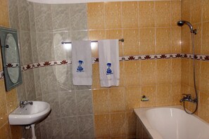 Duschwanne, kostenlose Toilettenartikel, Handtücher