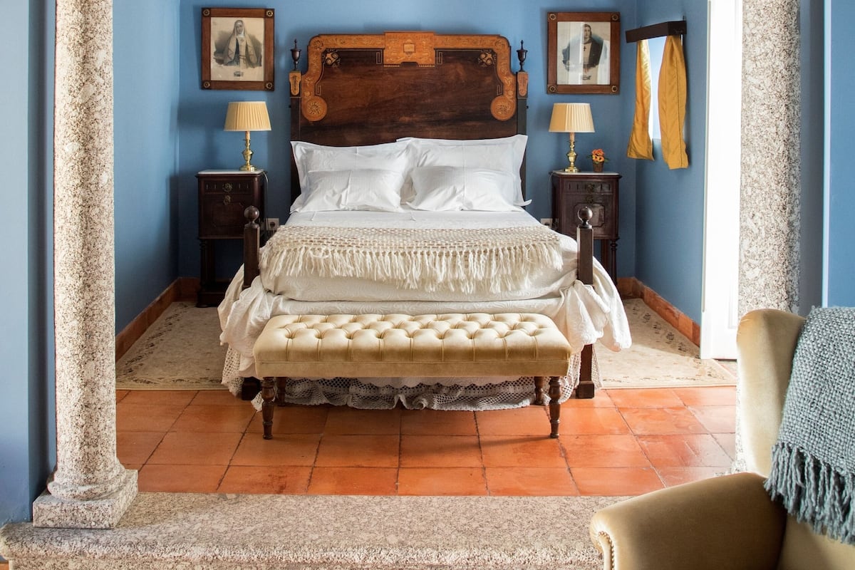 Double Room | Desk, free cribs/infant beds, rollaway beds, bed sheets