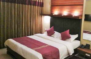 Standard Double Room | Minibar, in-room safe, desk, rollaway beds - Nirvana Inn (Accra)