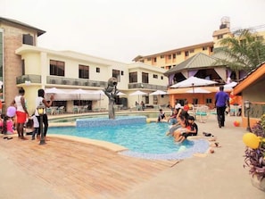 Outdoor pool - Nirvana Inn (Accra)