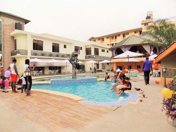 2 piscinas al aire libre, sombrillas, tumbonas