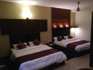 Minibar, in-room safe, desk, rollaway beds - Nirvana Inn (Accra)