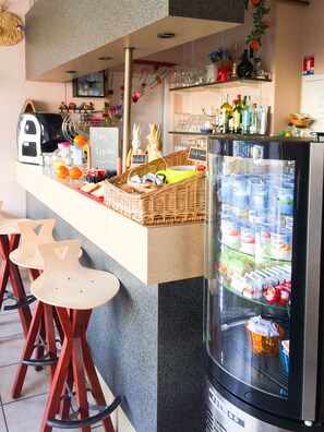 Daily buffet breakfast for a fee - Hotel Orange Marine (Arcachon)