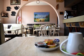 Bữa sáng buffet hàng ngày với phụ phí nhỏ 