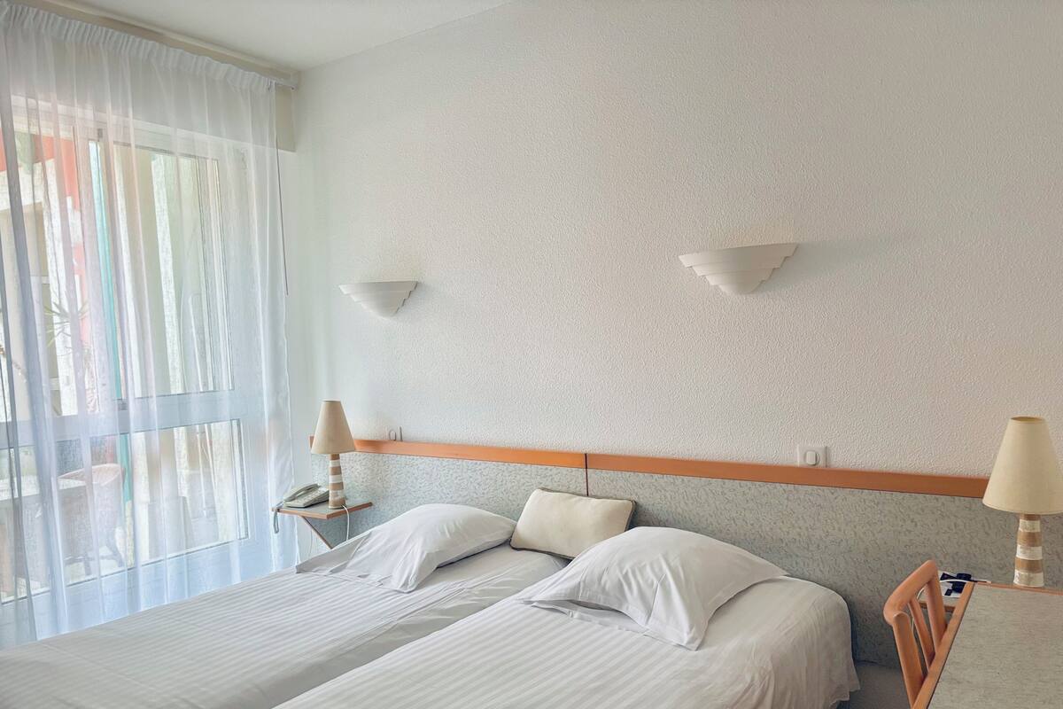 Tomannsrom, terrasse | Skrivebord, blendingsgardiner, strykejern/-brett og wi-fi (inkludert)