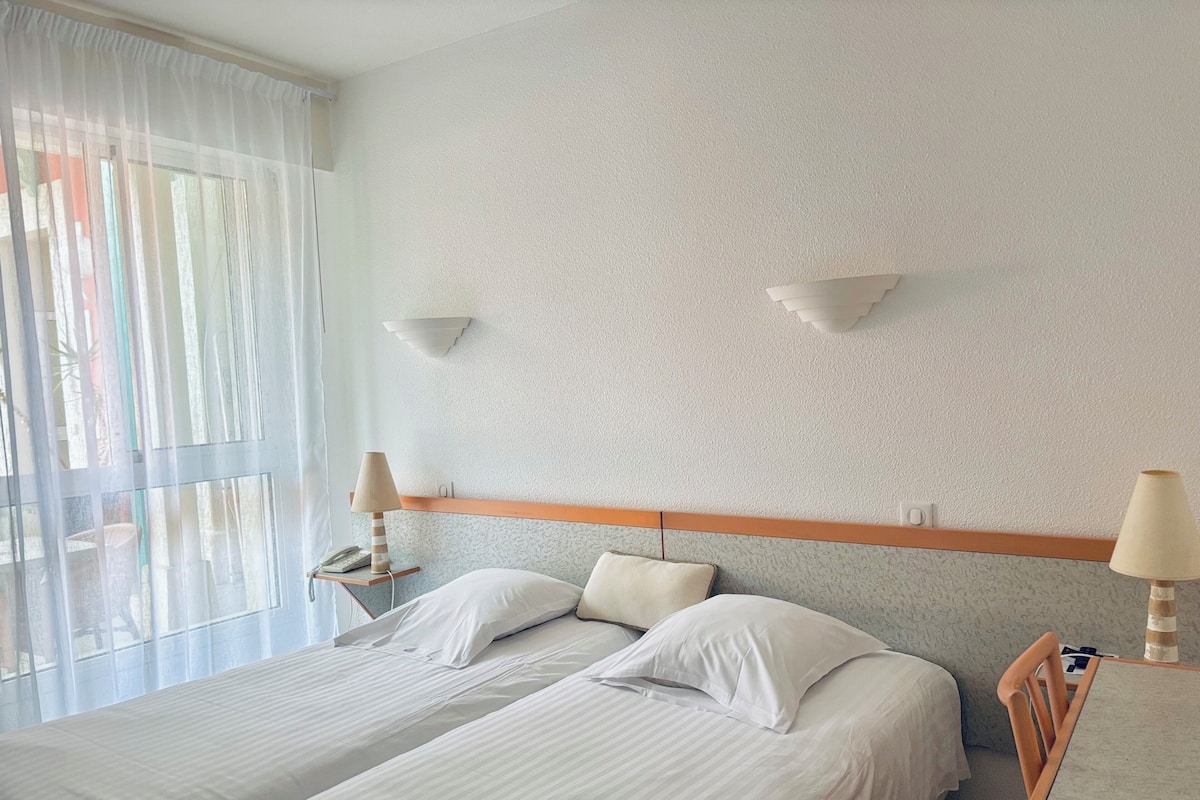 Twin Room, Patio | Dihias secara berasingan, dilengkapkan perabot secara berasingan, meja