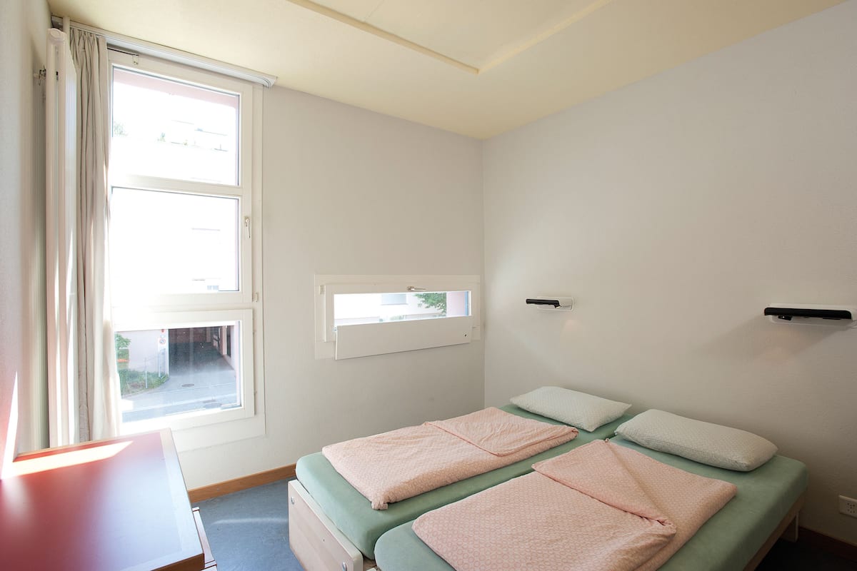 Habitación cuádruple estándar, baño privado | Escritorio, wifi gratis y ropa de cama