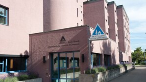 A hostel building with a sign indicating it is a youth hostel. - Youth Hostel Zurich (Zürich)