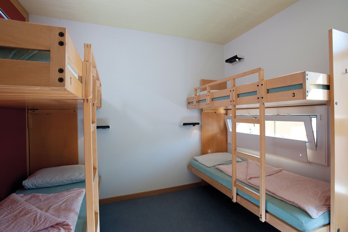 Escritorio, wifi gratis y ropa de cama