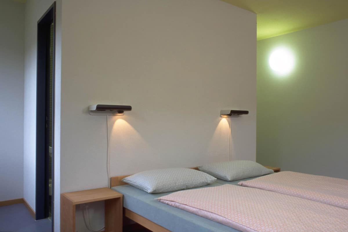 Escritorio, wifi gratis y ropa de cama