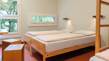 Habitación cuádruple estándar, baño privado | Escritorio, wifi gratis y ropa de cama