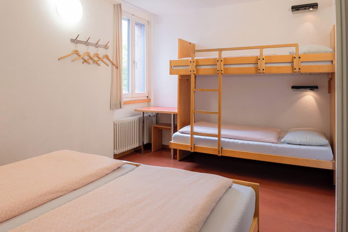 Habitación cuádruple estándar, baño privado | Escritorio, wifi gratis y ropa de cama 