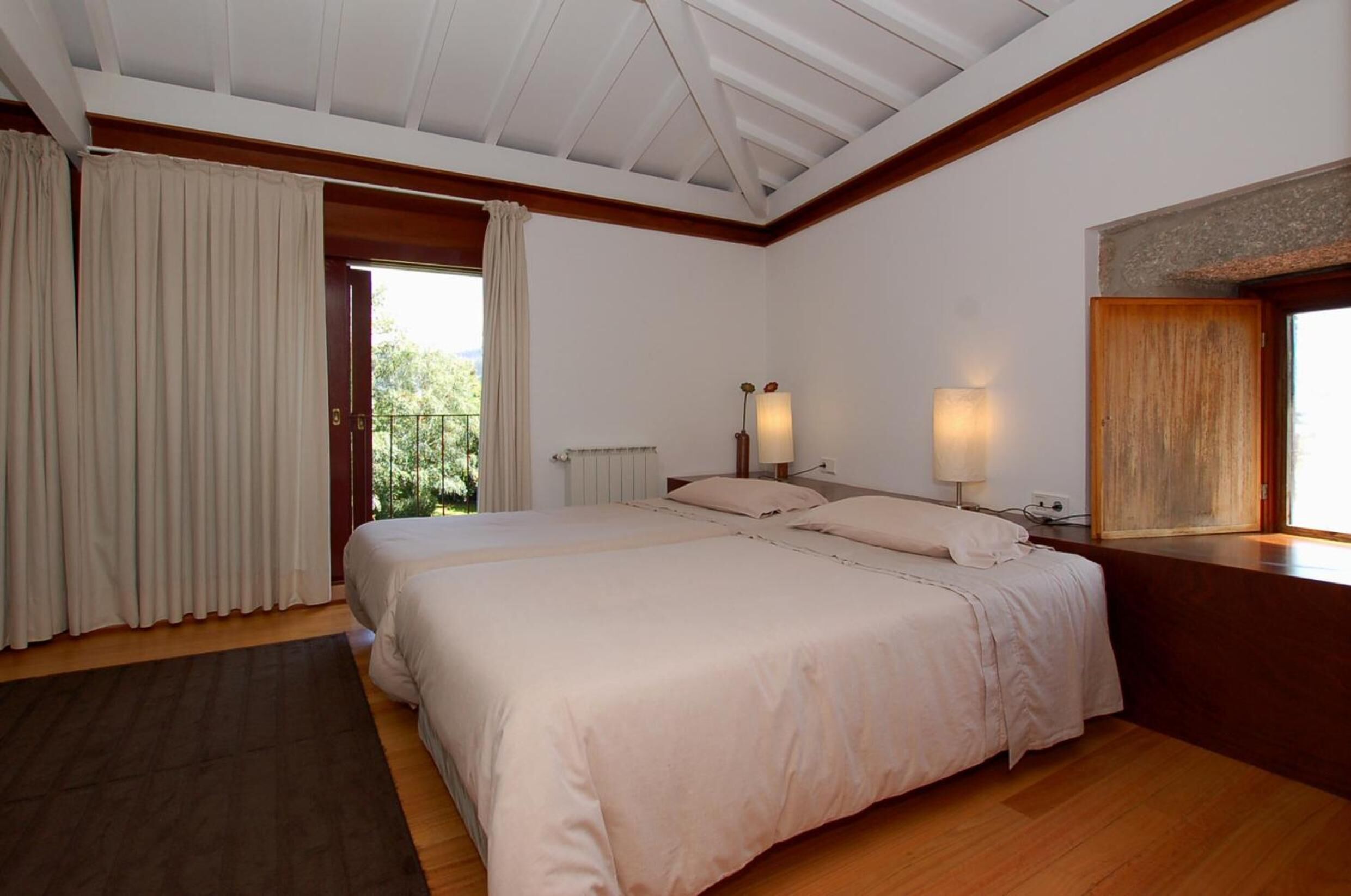 Meja, katil bayi/kot (percuma), katil lipat simpan/tambahan 