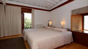 Meja, katil bayi/kot (percuma), katil lipat simpan/tambahan